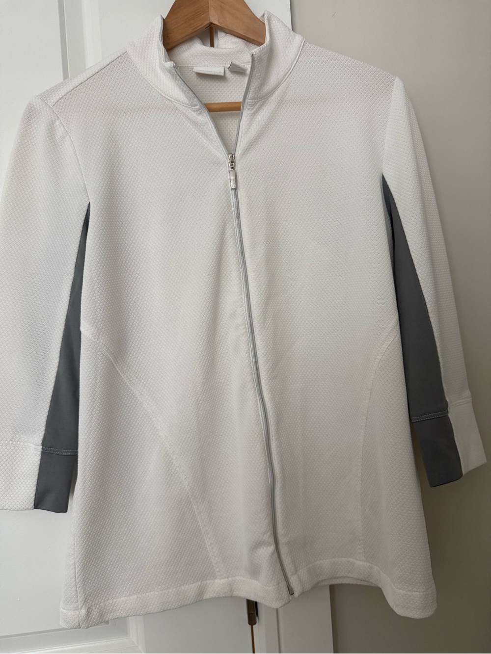 Chico’s WerkendeWomen’s White Zip-Front Jacket with Gray Panels- size 1 (medium)